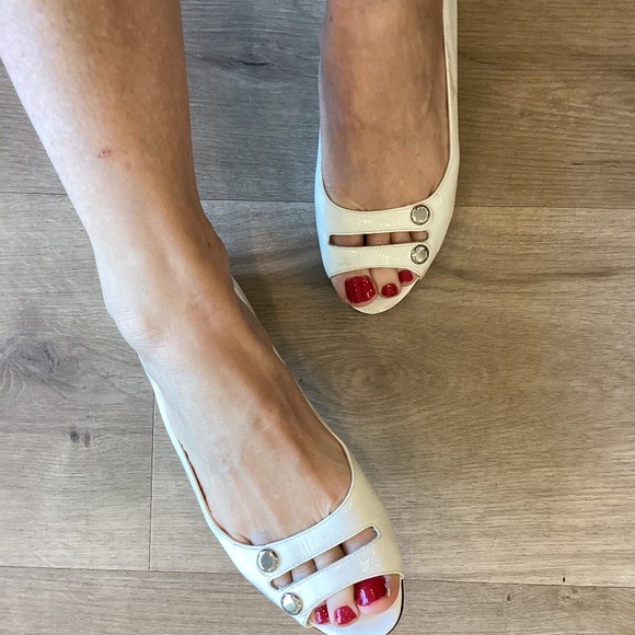 Michelle D White Patent Leather open toe slip in shoes flats Sz 6 M - Picture 3 of 13